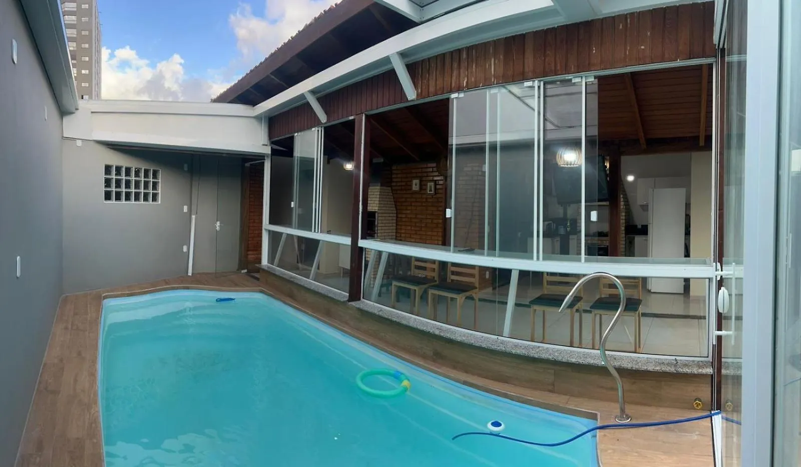 Casa 3 Quartos Com Piscina No Centro De Penha - Sc